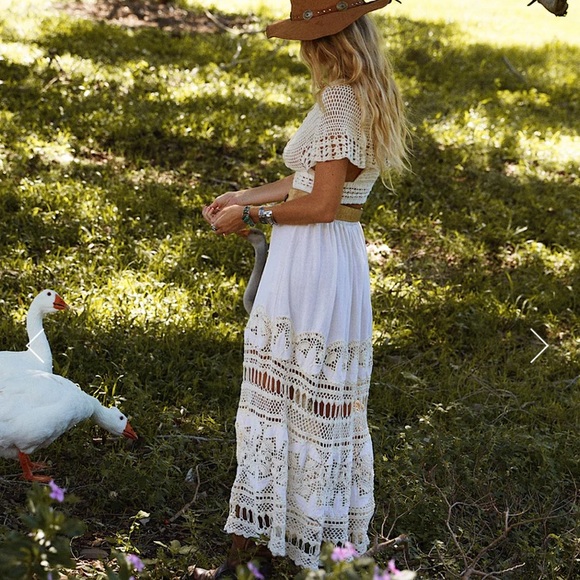 {SOLD} Chasing Unicorns✨ All Summer Long Linen and Crochet Skirt Sz Small - Picture 4 of 17